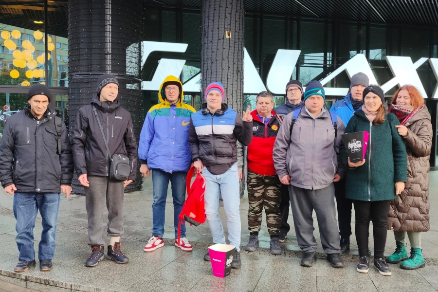 1.Uczestnicy oraz Pani Psycholog stojący przed wejściem do Centrum Handlowego Galaxy