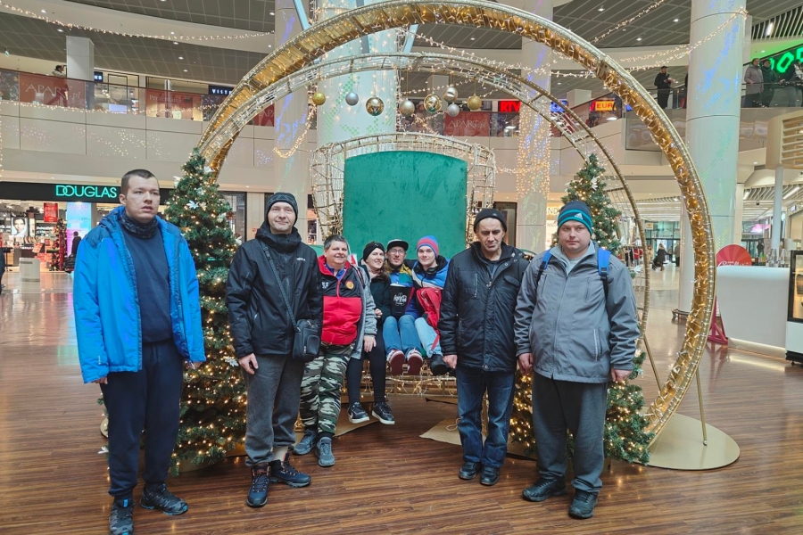 2.Uczestnicy na tle zielonego fotela Świętego Mikołaja