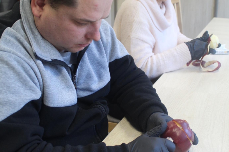 3.Uczestnik oraz uczestniczka obierający jabłko