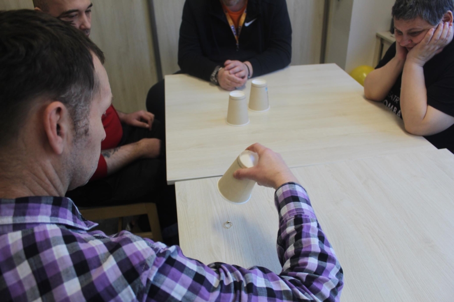 5.Uczestnik trzymający papierowy kubek pod którym jest złoty pierścionek