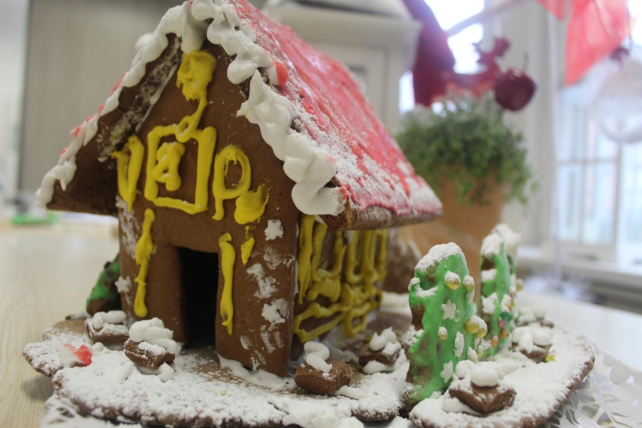 10.Domek z piernika z czerwonym dachem przyozdobiony choinkami