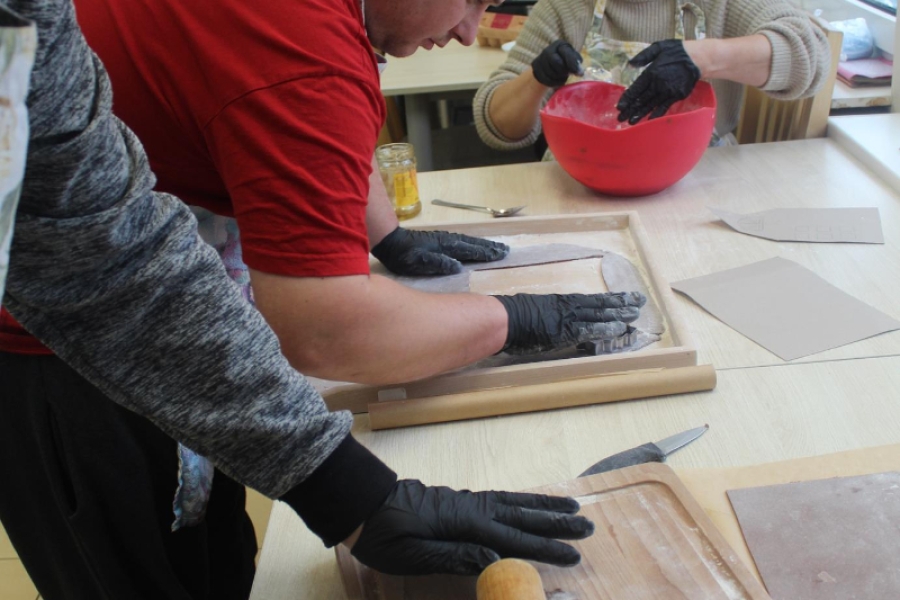 3.Uczestnicy przygotowujący ciasto w kształcie elementów domku