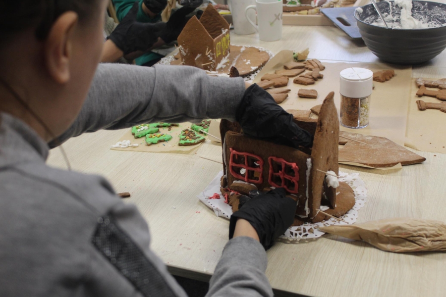 7.Uczestniczka łącząca elementy domku z piernika