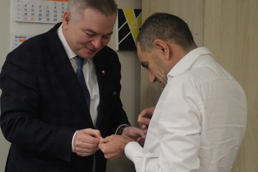 4.Z-ca Burmistrza Miasta i Gminy Gryfino dzielący się opłatkiem z uczestnikiem