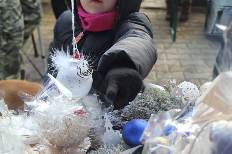 6.Dziecko wskazujące palcem ozdoby świąteczne