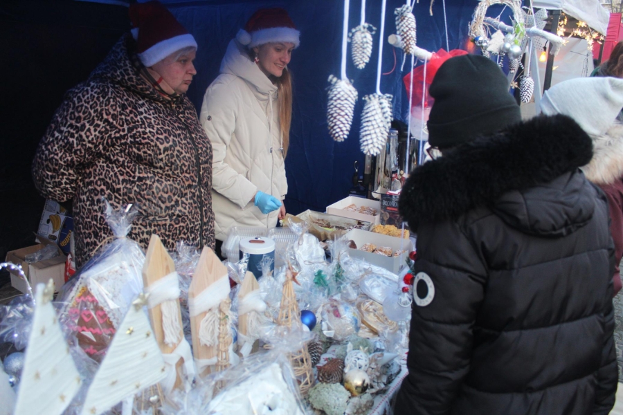 7.Kadra ŚDS prezentująca ozdoby świąteczne przybyłym gościom