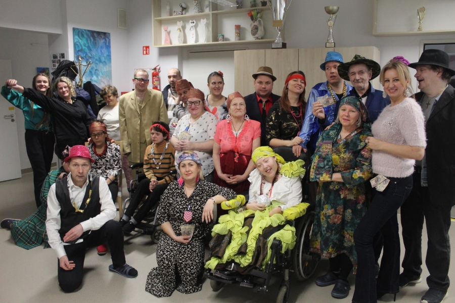 1.Grupa uczestników oraz terapeutów w cygańskich kolorowych strojach