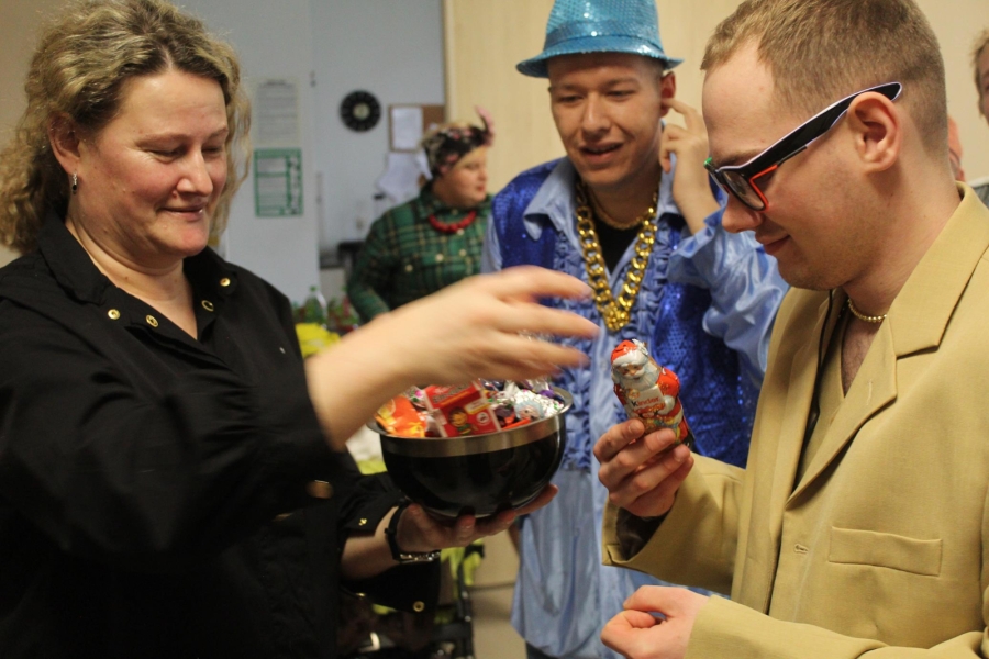 4.Terapeutka podająca czekoladowy upominek uczestnikowi w cygańskim stroju 