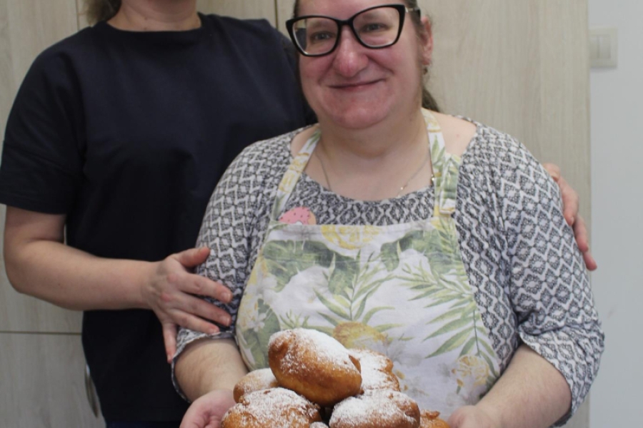 1.Uczestniczka oraz terapeutka trzymający talerz pełen pączków