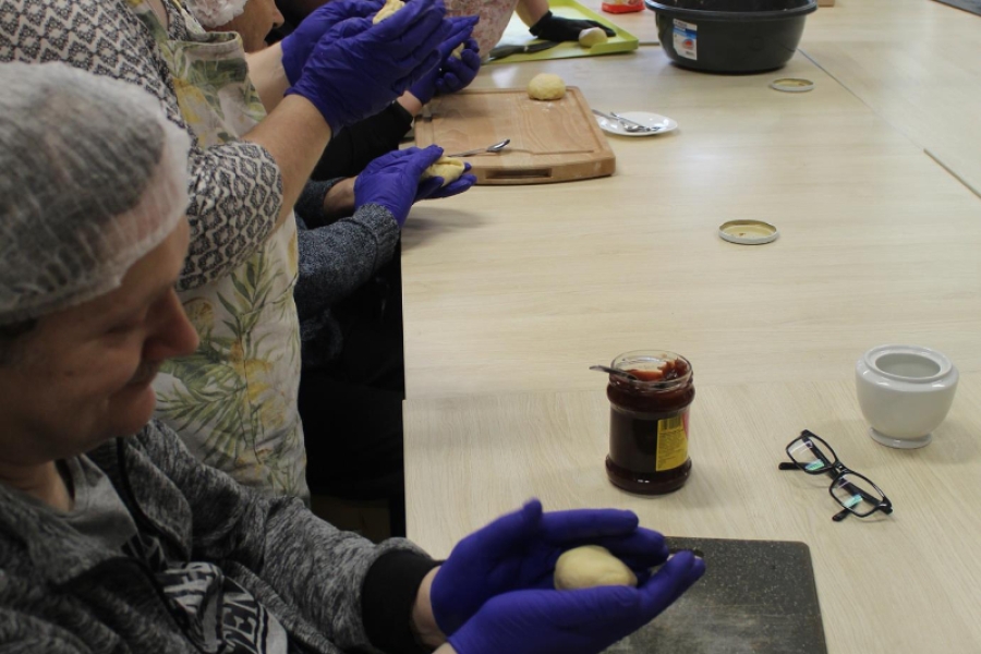 4.Uczestnicy formujący pączki z ciasta