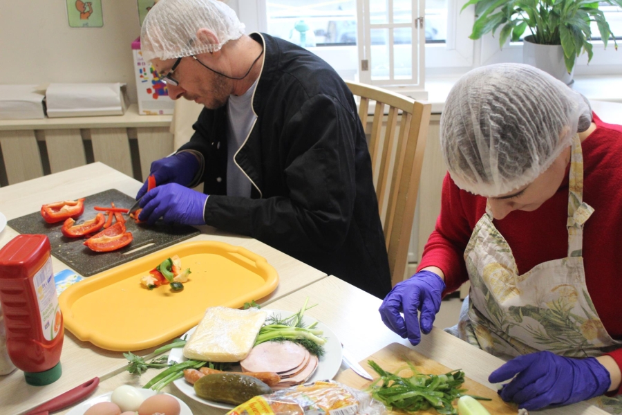 1.Dwójka uczestników krojący warzywa 