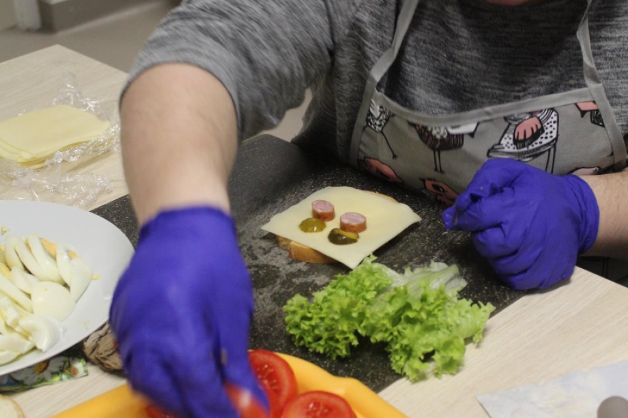 3.Uczestniczka sięgająca po pokrojone pomidory