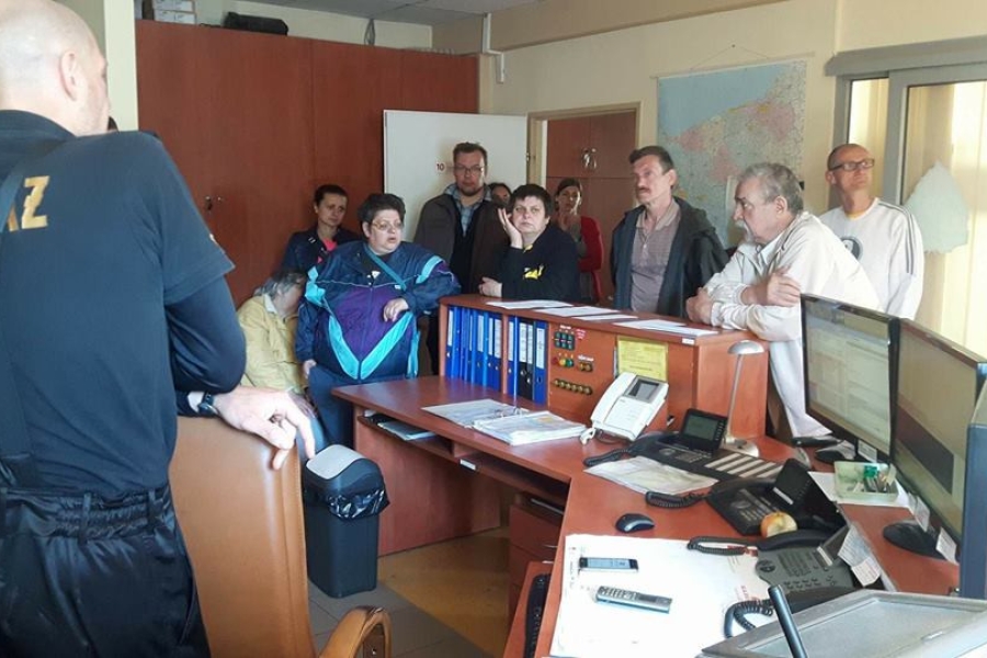 Uczestnicy w centrum powiadomienia