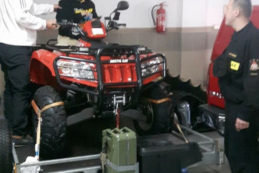 Uczestniczka siedząca na quadzie straży pożarnej