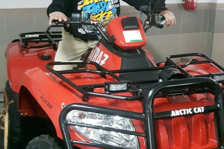 Uśmiechnięta uczestniczka siedząca na quadzie straży pożarnej