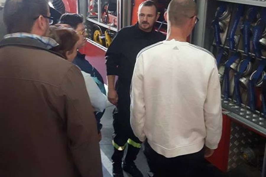 Strażak prezentujący wyposażenie wozu strażackiego