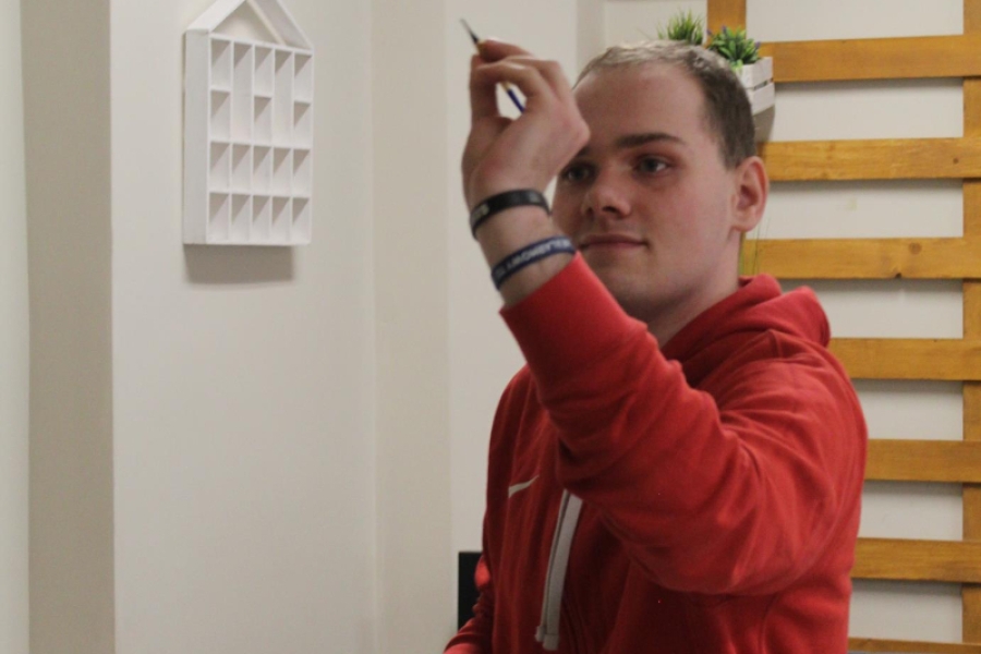 1.Uczestnik w czerwonej bluzie rzucający rzutką 