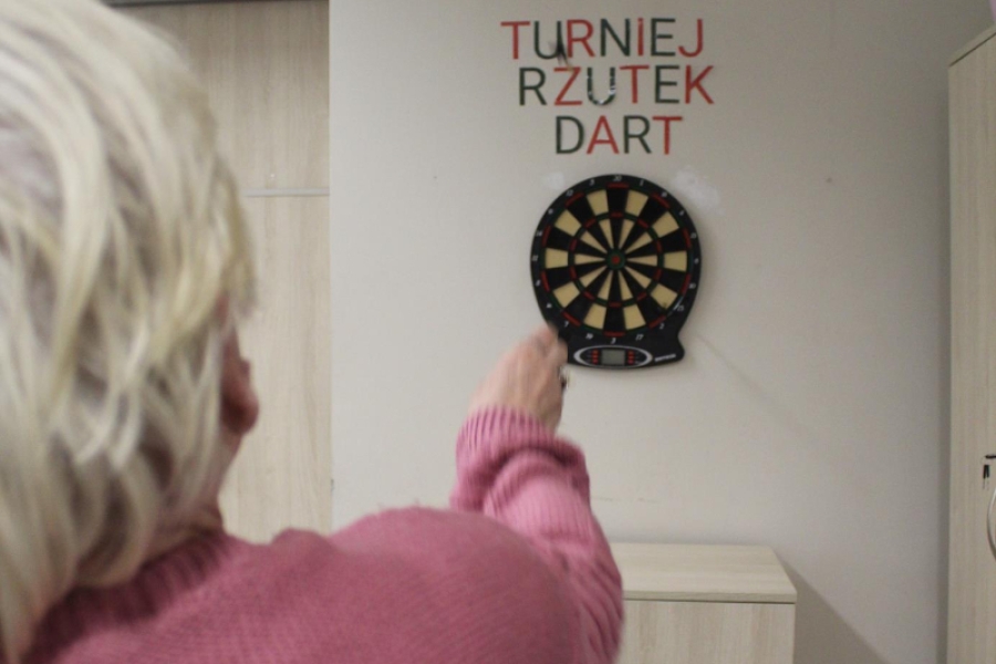 2.Uczestniczka rzucająca rzutką do tarczy