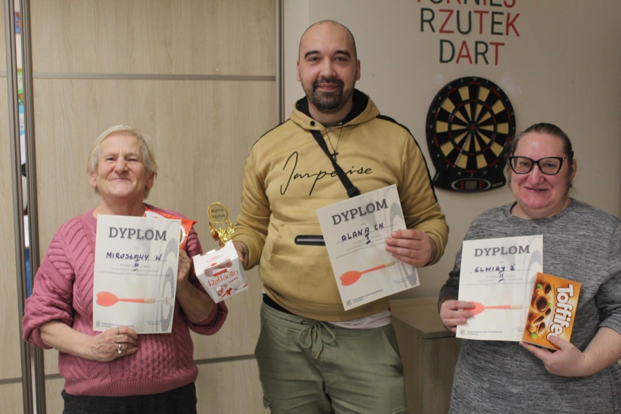 3.Troje uczestników prezentujący dyplomy za zajęcie pierwszych trzech miejsc