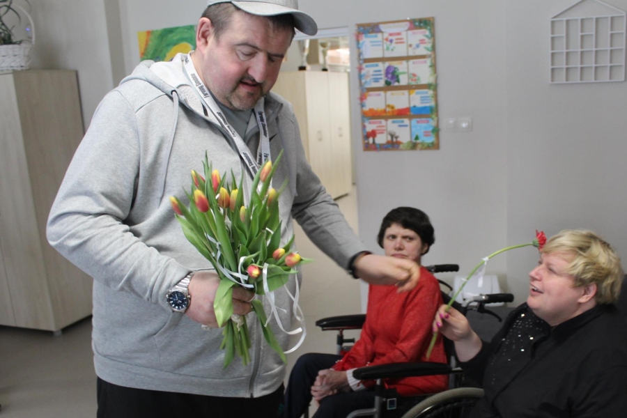 3.Uczestnik podający tulipana opiekunce