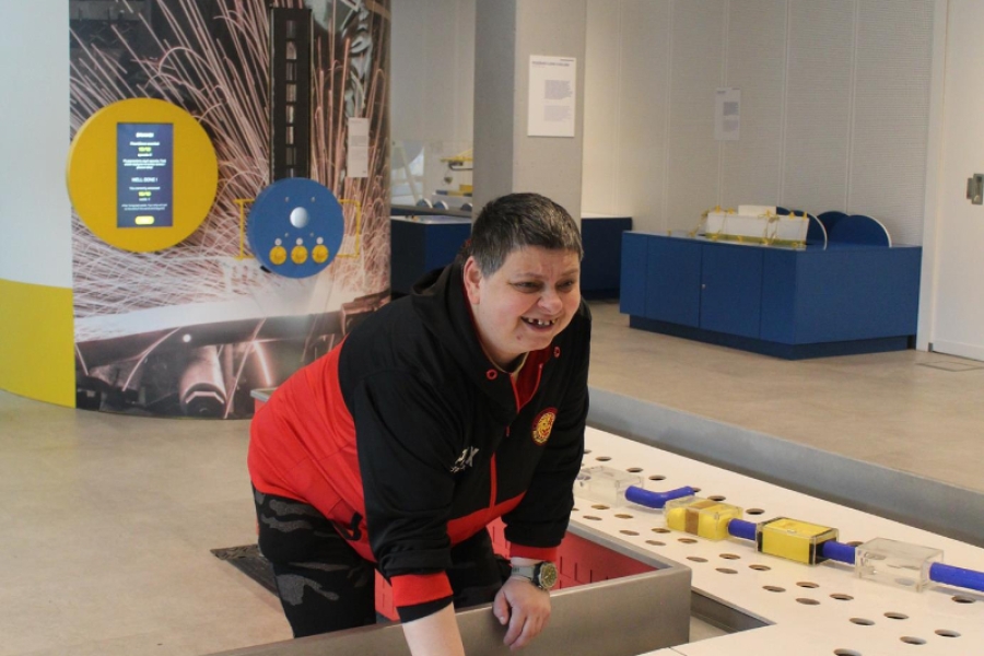 3.Uczestniczka łącząca elementy rur w wodzie