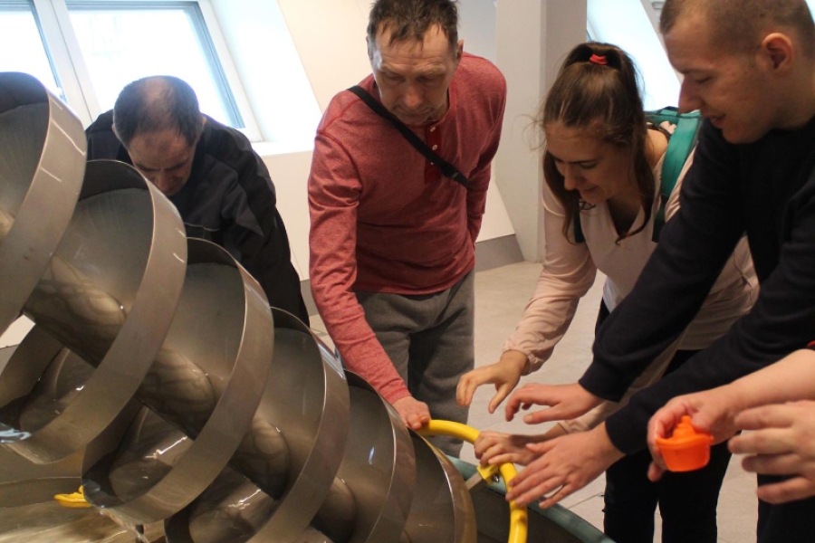 4.Uczestnicy kręcący dużym korkociągiem przelewają wodę