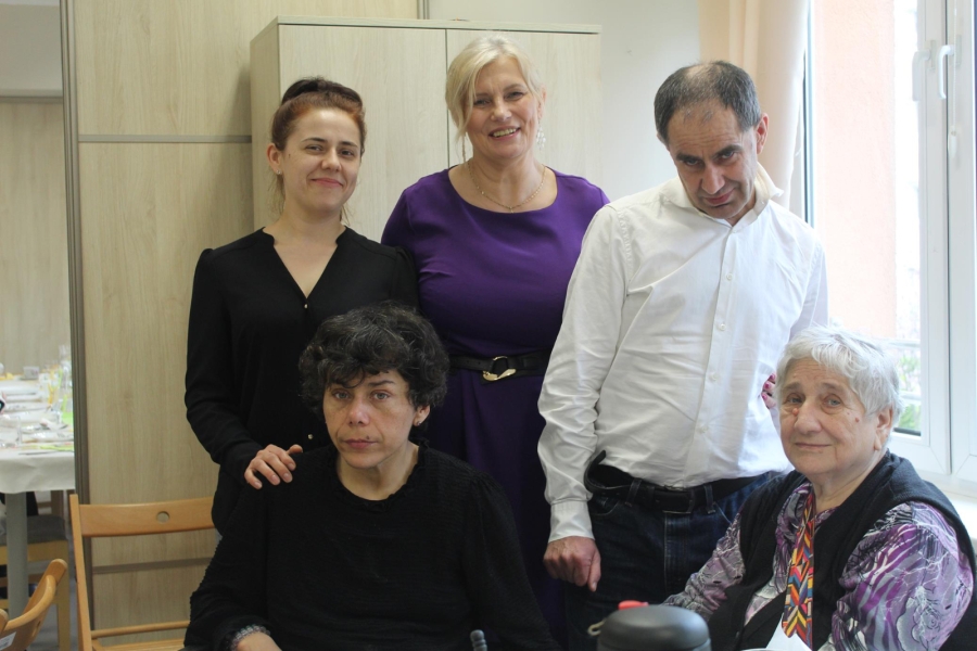 5.Kierownik ŚDS w Gryfinie z uczestnikami oraz ich rodziną