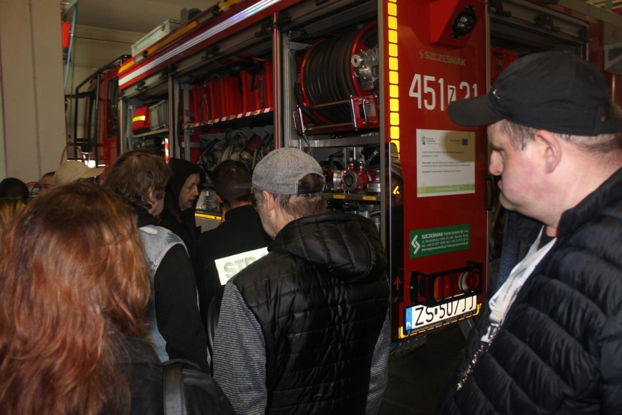 2.Uczestnicy oglądający sprzęt strażacki zamieszczony w wozie