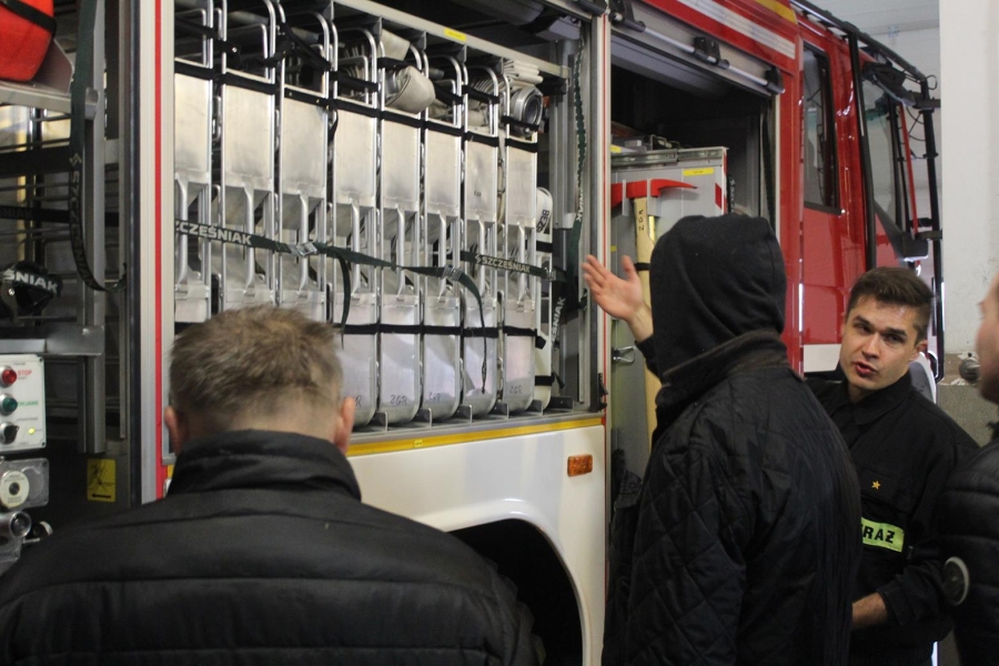 3.Strażak pokazujący specjalistyczny sprzęt strażacki uczestnikom