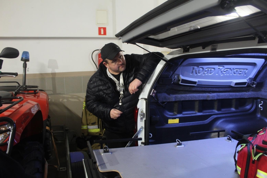 4.Uczestnik zaglądający do bagażnika samochodu terenowego