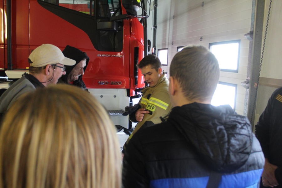 5.Strażak prezentujący uczestnikom mundur strażacki