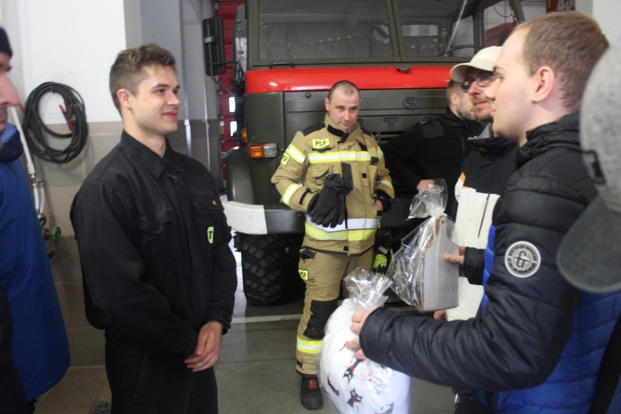 6.Uczestnik wręczający strażakom upominek