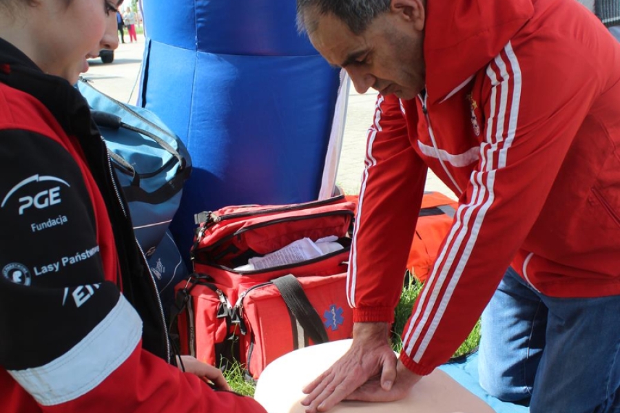 3.Uczestnik uciskający manekina pod instrukcją medyka