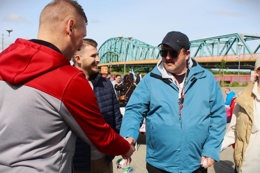 5.Uczestnik w niebieskiej kurtce witający się ze znajomym