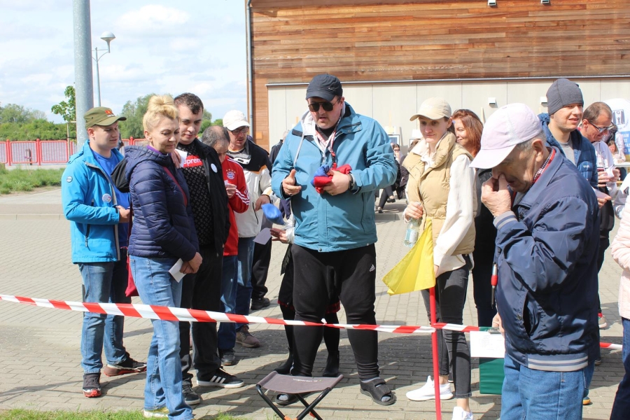 6.Uczestnik rzucający piłeczkami do celu
