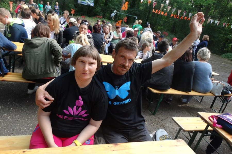 Uczestnik unoszący rękę obejmujący uczestniczkę