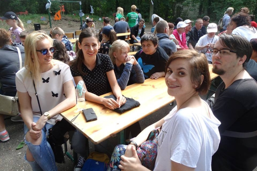 Uczestnicy wraz z terapeutkami na tle imprezy