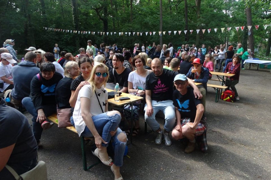 Uczestnicy wraz z terapeutkami na tle imprezy