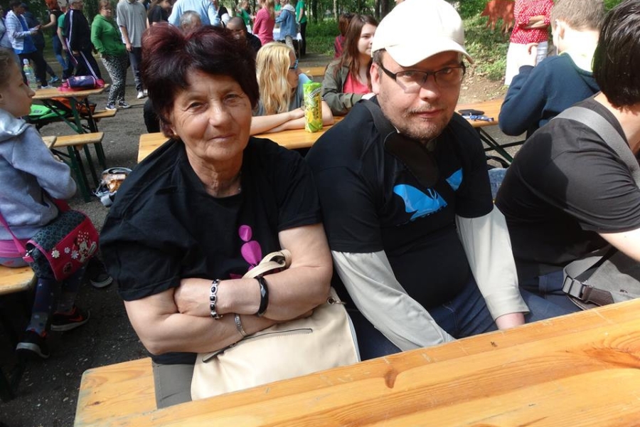 Dwójka uczestników siedzących przy drewnianym stole