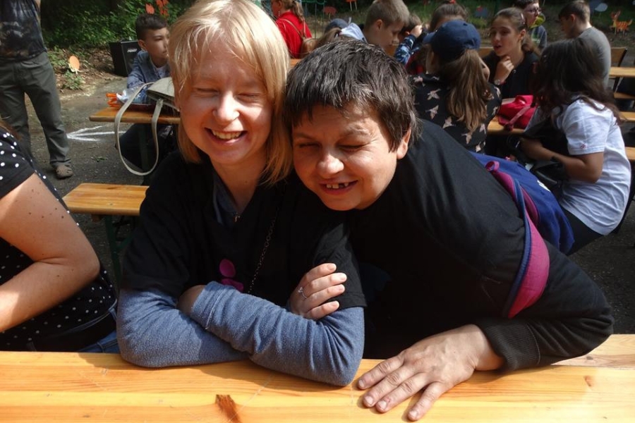 Dwójka uczestników siedzących przy drewnianym stole