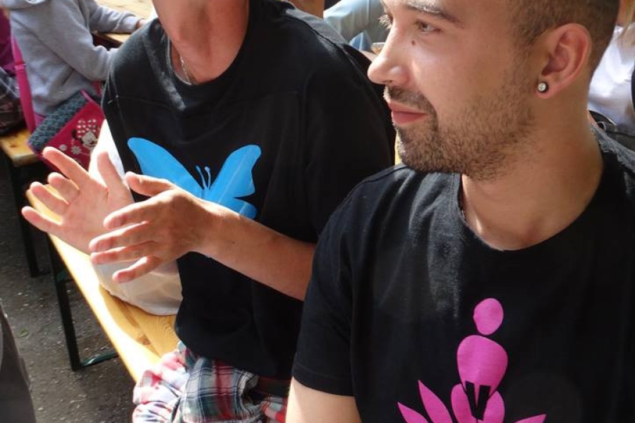 Dwójka uczestników śmiejących się podczas imprezy