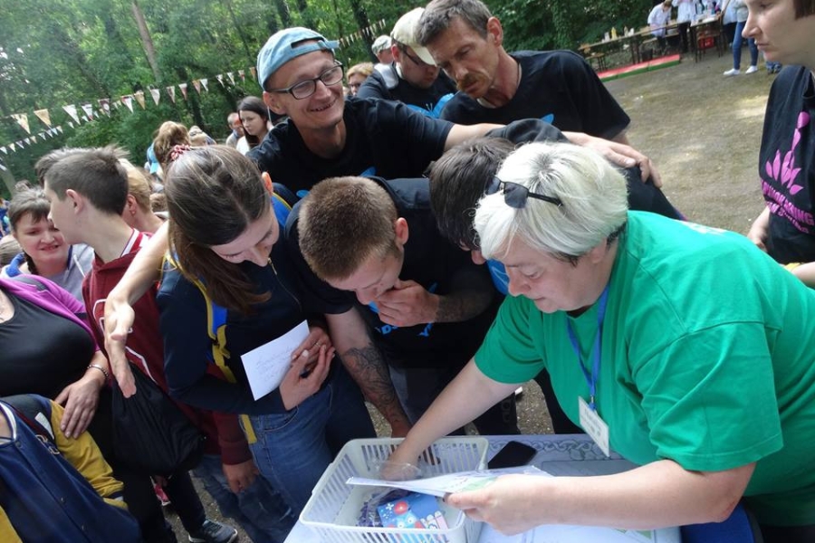 Grupa uczestników podczas losowania w konkurencji