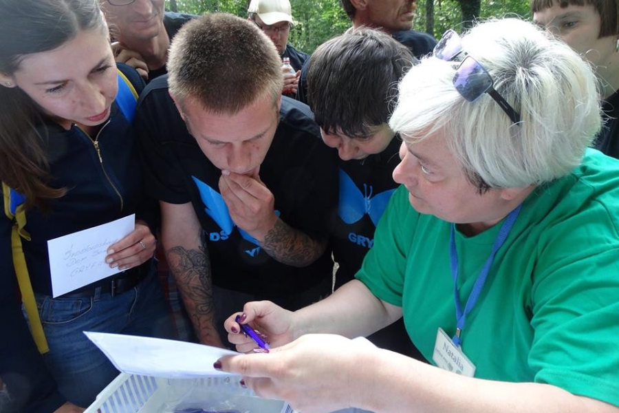 Organizator wydarzenia tłumaczący zasady konkurencji uczestnikom