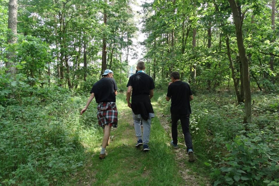 Uczestnicy podczas marszu na orientacje w lesie