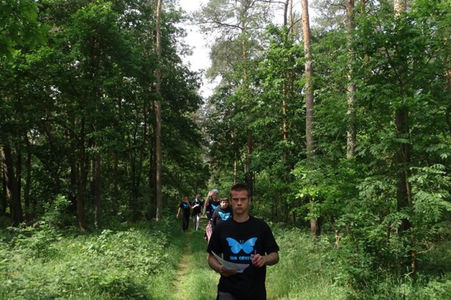 Uczestnicy podczas marszu na orientacje w lesie