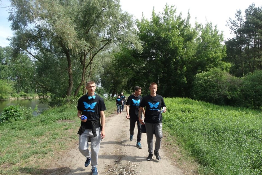  Uczestnicy podczas marszu na orientacje w lesie