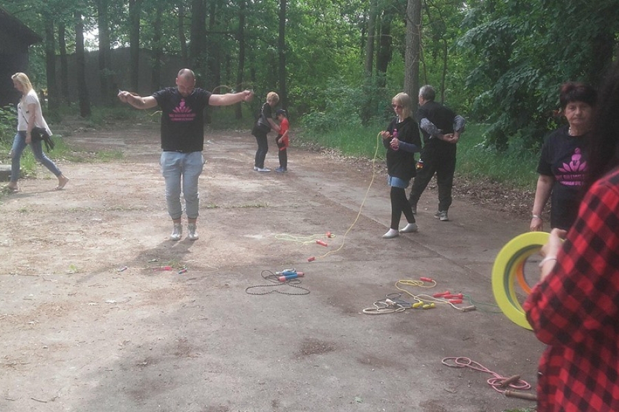 Uczestnicy podczas skakania na skakankach