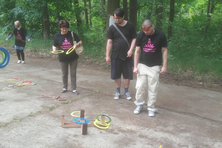 Uczestnicy podczas rzutu obręczą do celu