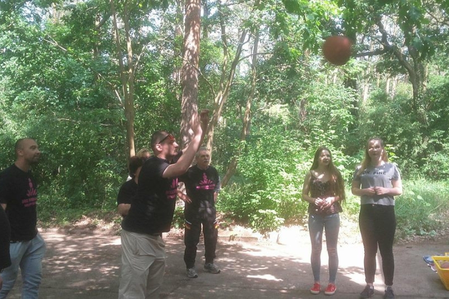 Uczestnicy podczas rzutu piłką do celu