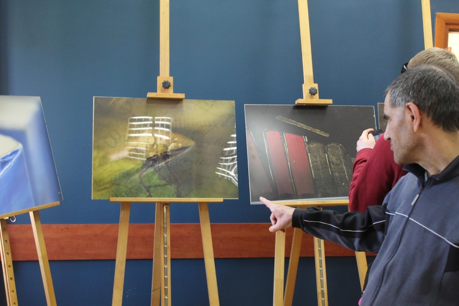 2.Uczestnik wskazujący palcem na fotografię